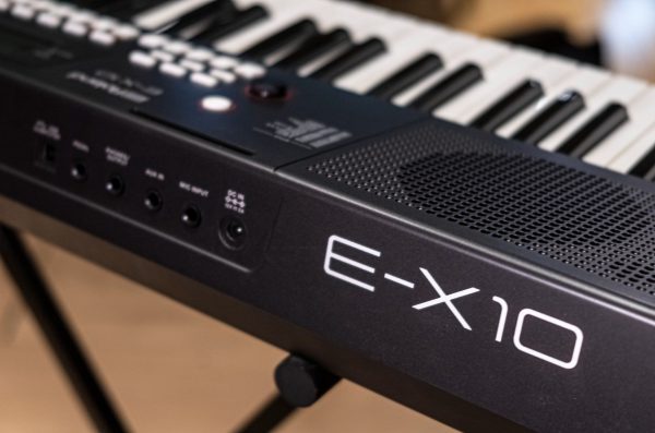 ROLAND E-X10 Đàn phím điện tử có loa