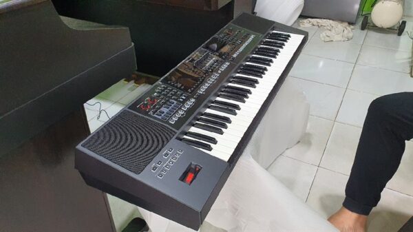 dan organ keyboard ROLAND E A7 3