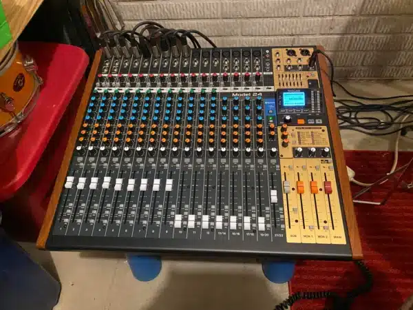 mixer TASCAM MODEL 24 1