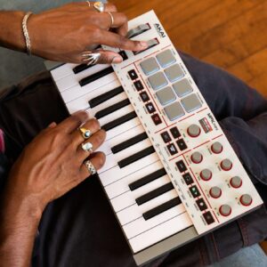 akai mpkmini4 grey 1